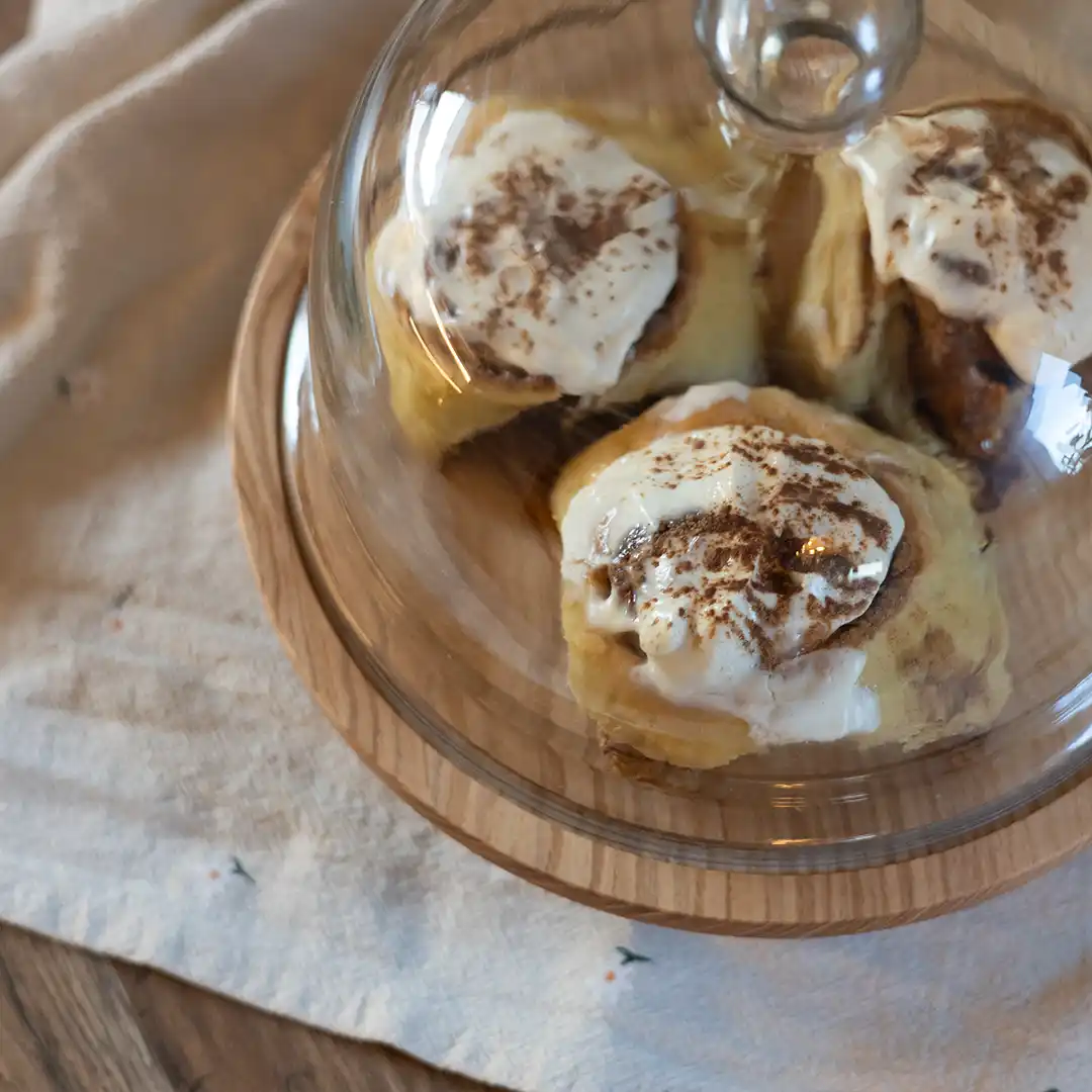 Zimtschnecken_Holzprodukte_Geschenke_cozy_unikat_holz_servierbrett_tortenplatte_holzgeschenke