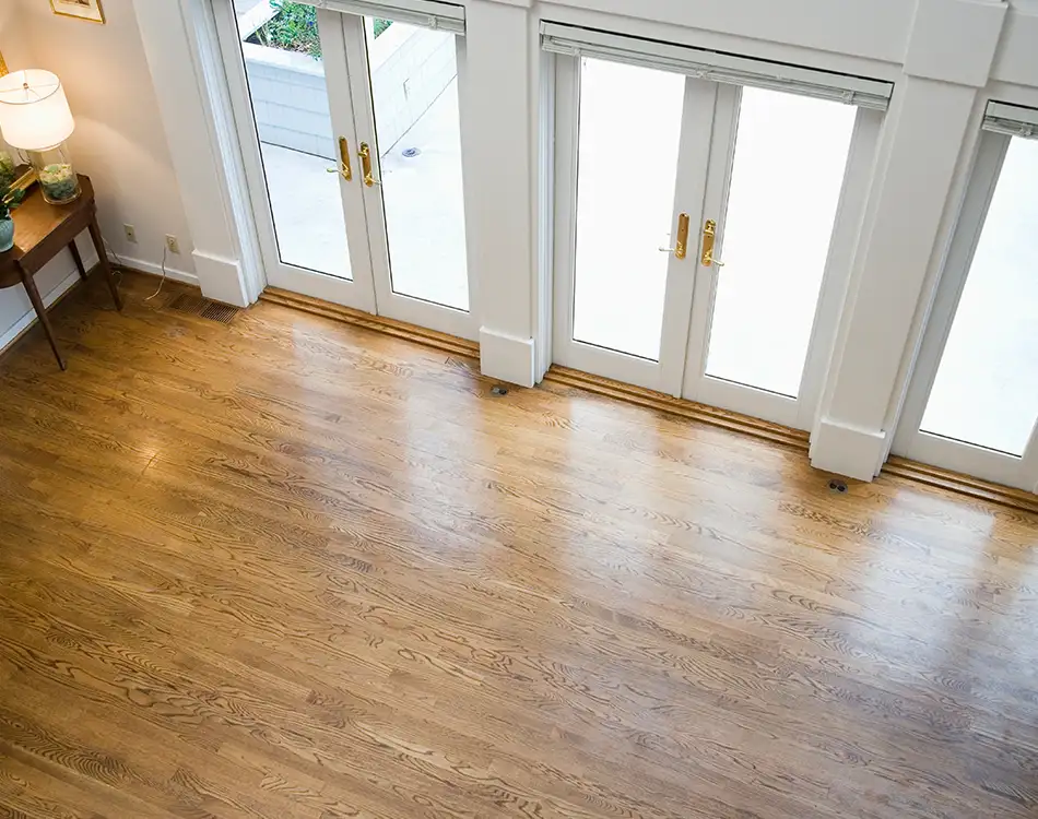 Trends Vinyl 2025 schlafzimmer mit sessel und bett sowie rustikalem boden