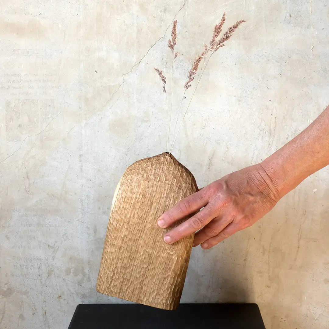Geschenkidee_besonders_Vase_Holz_Eiche_geschnitzt