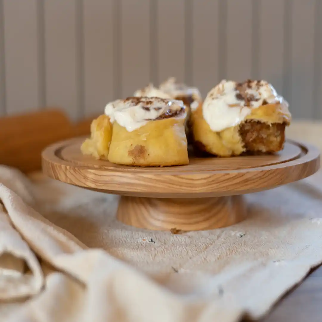 Zimtschnecken_Holzprodukte_Geschenke_cozy_unikat_holz_servierbrett_tortenplatte_holzgeschenke_holz_accessoires