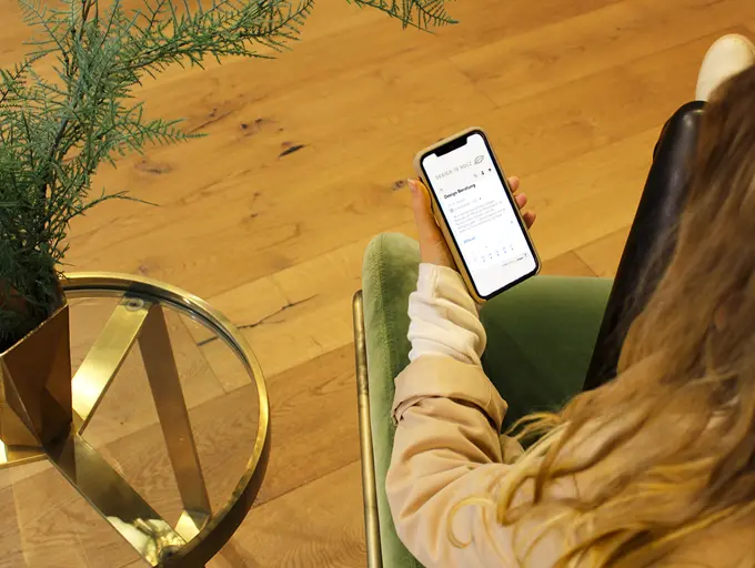 Beratung-Böden-online-buchen Person mit Handy in der Hand um einen Termin zu buchen