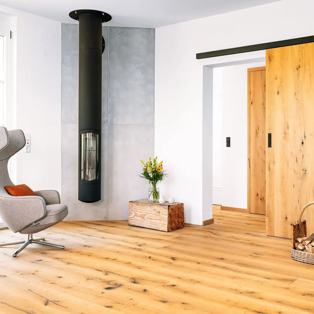 Modernes Wohnen mit Charakter – Parkett Eiche New York Loft Pure im Referenzprojekt NewYorkLoft_Parkett_gebrstet_rustikal