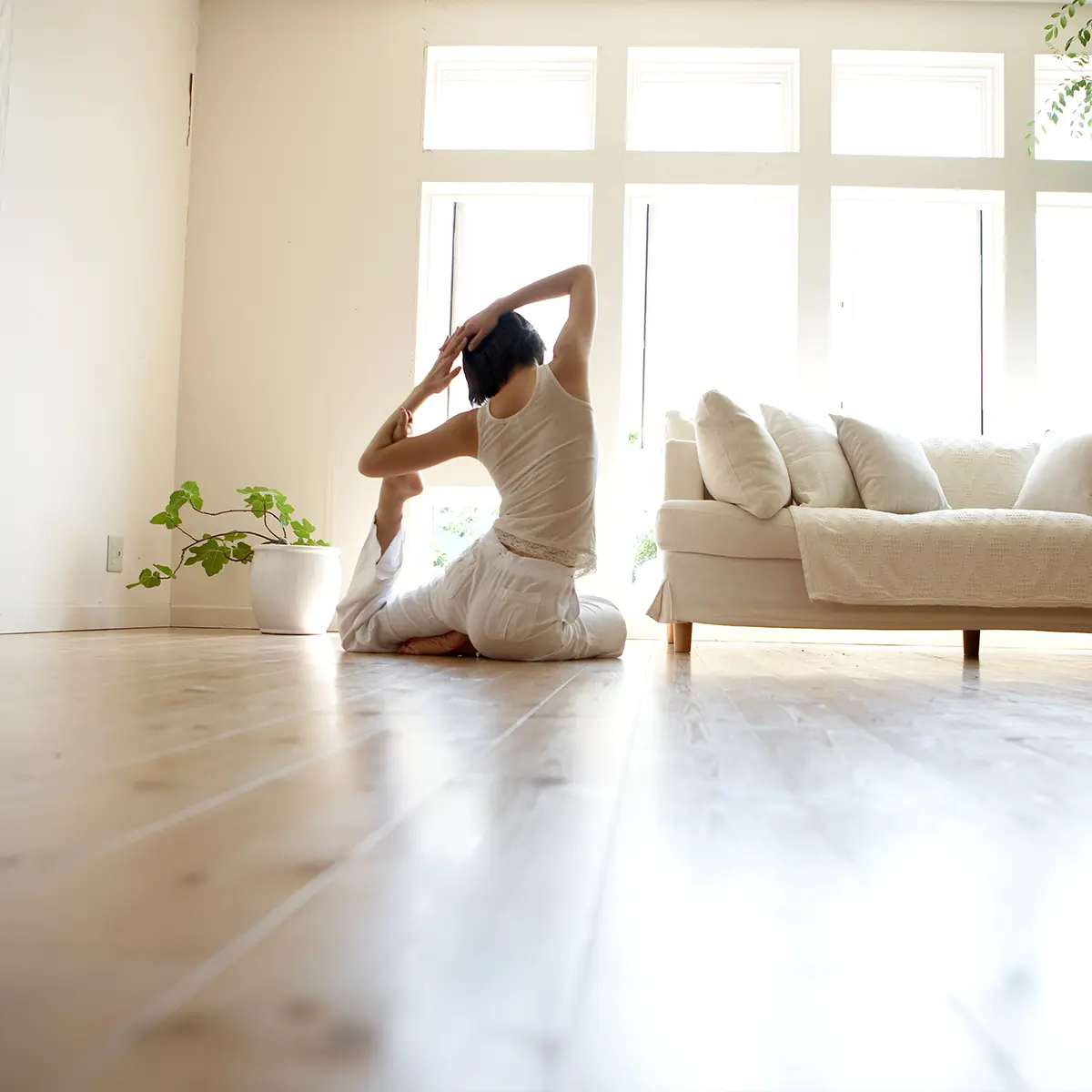 Laminat-Kategorie Frau sitzend in Yoga Haltung im Wohnzimmer