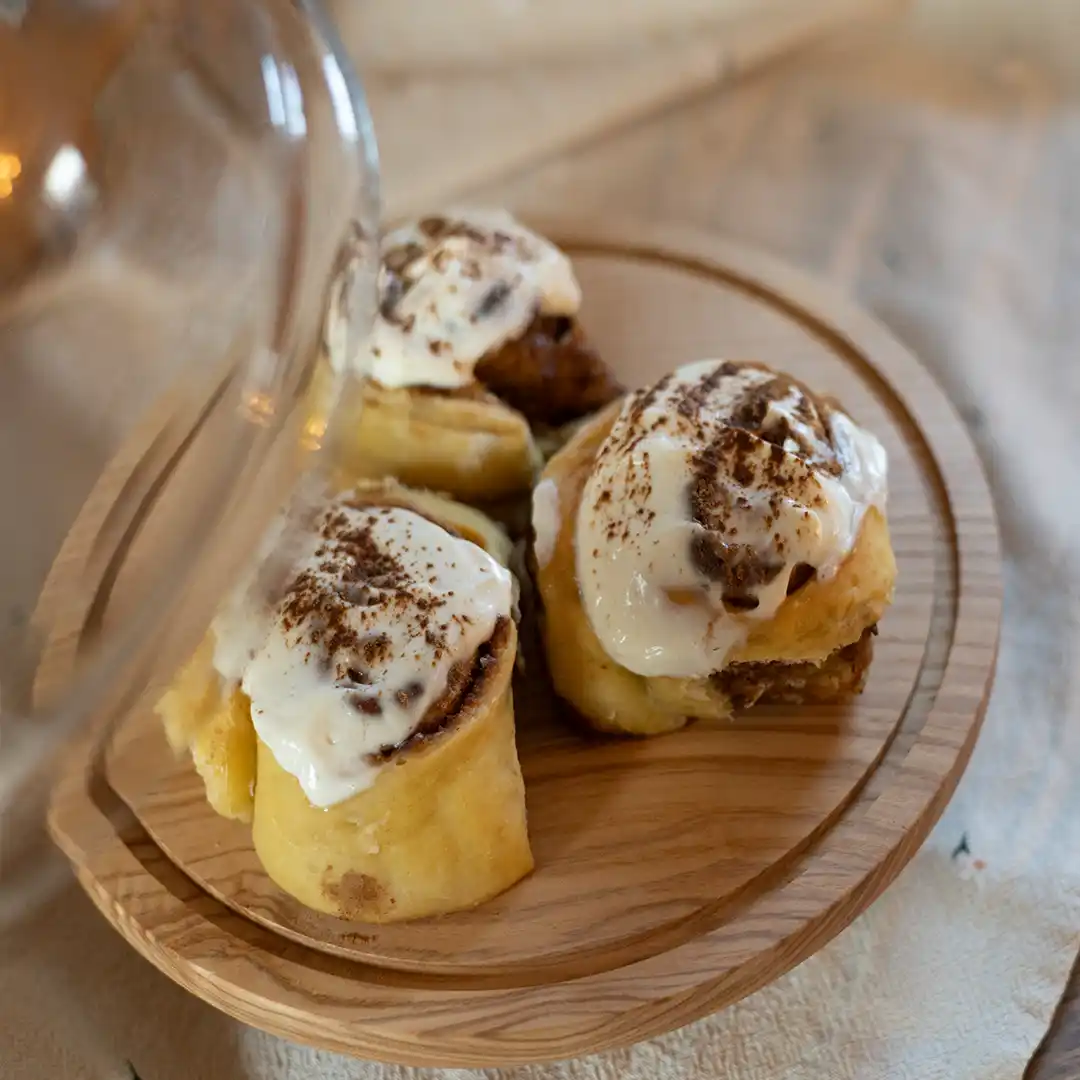 Zimtschnecken_Holzprodukte_Geschenke_cozy_unikat_holz_servierbrett_tortenplatte