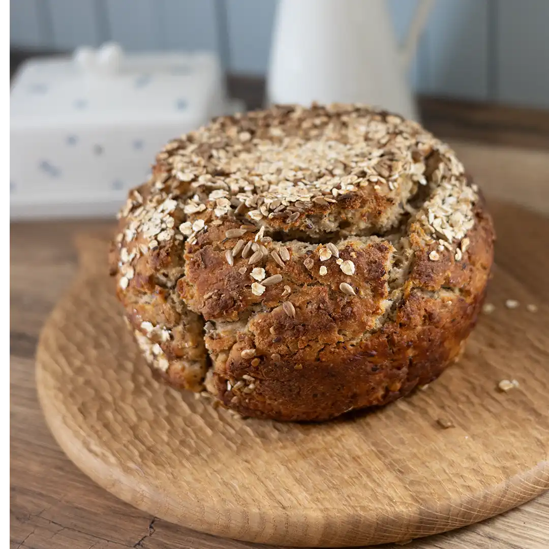 Geschenkidee_Brotzeit_Vesperbrett_Servierbrett_Holzbrett_gehmmert_Geschenk_Mann_Frau
