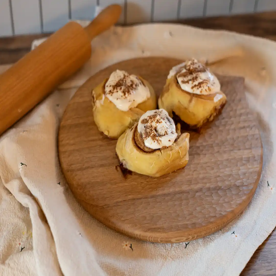 Zimtschnecken_Holzprodukte_Geschenke_cozy_unikat_holz_servierbrett_tortenplatte_holzgeschenke_holz_accessoires_besonders