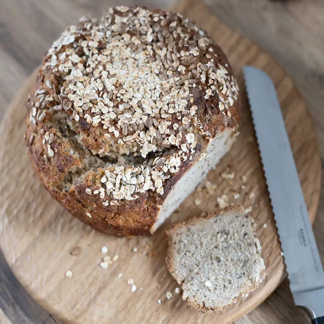 Geschenkidee_Brotzeit_Vesperbrett_Servierbrett_Holzbrett_gehmmert_Geschenk_Mann_Frau